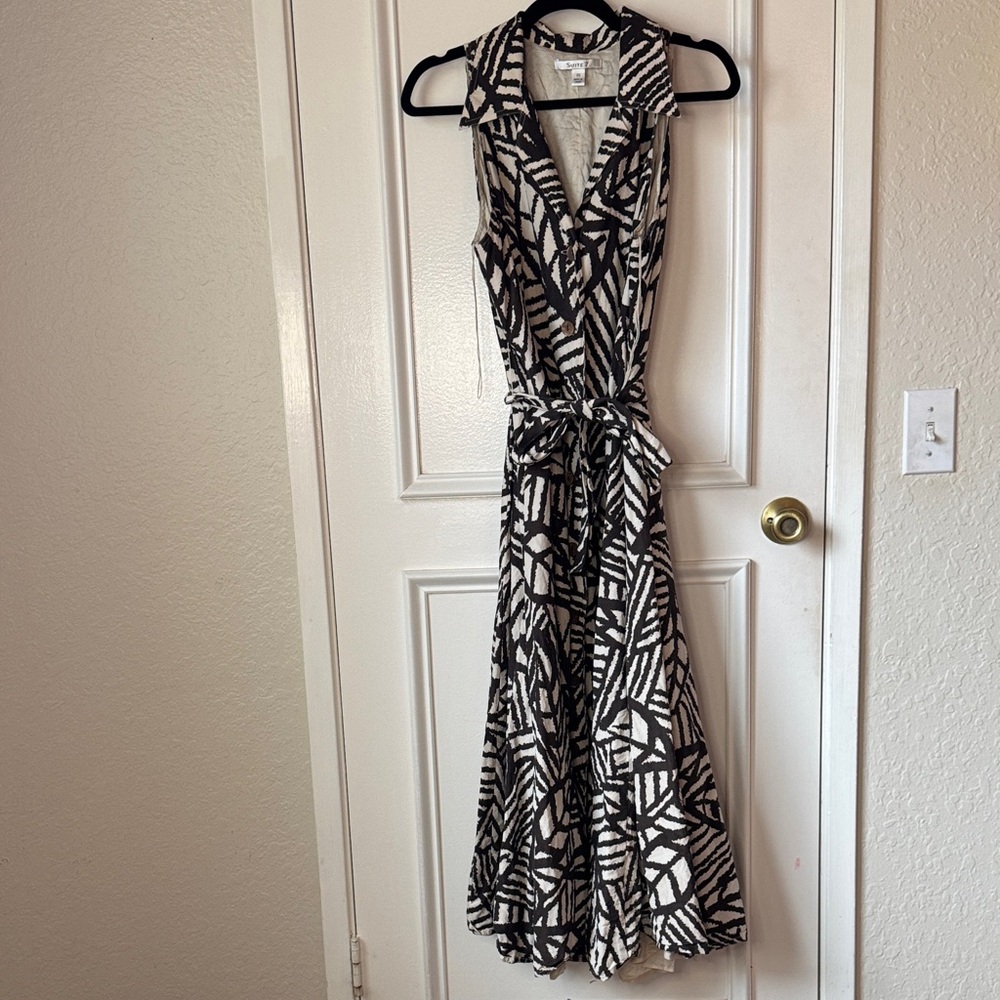 Chic Brown and White Leaf Pattern Maxi Dress - Picture 2 of 7